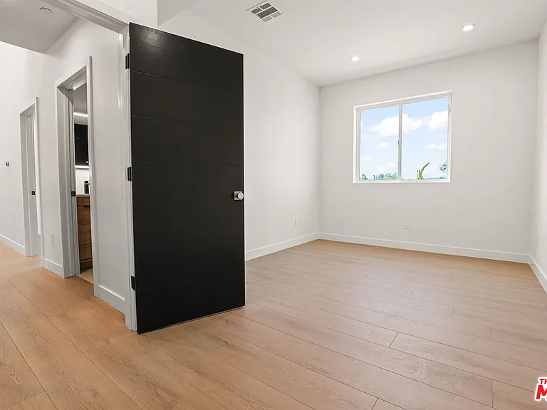 2135 S Longwood Ave #1/2 — Photo 40
