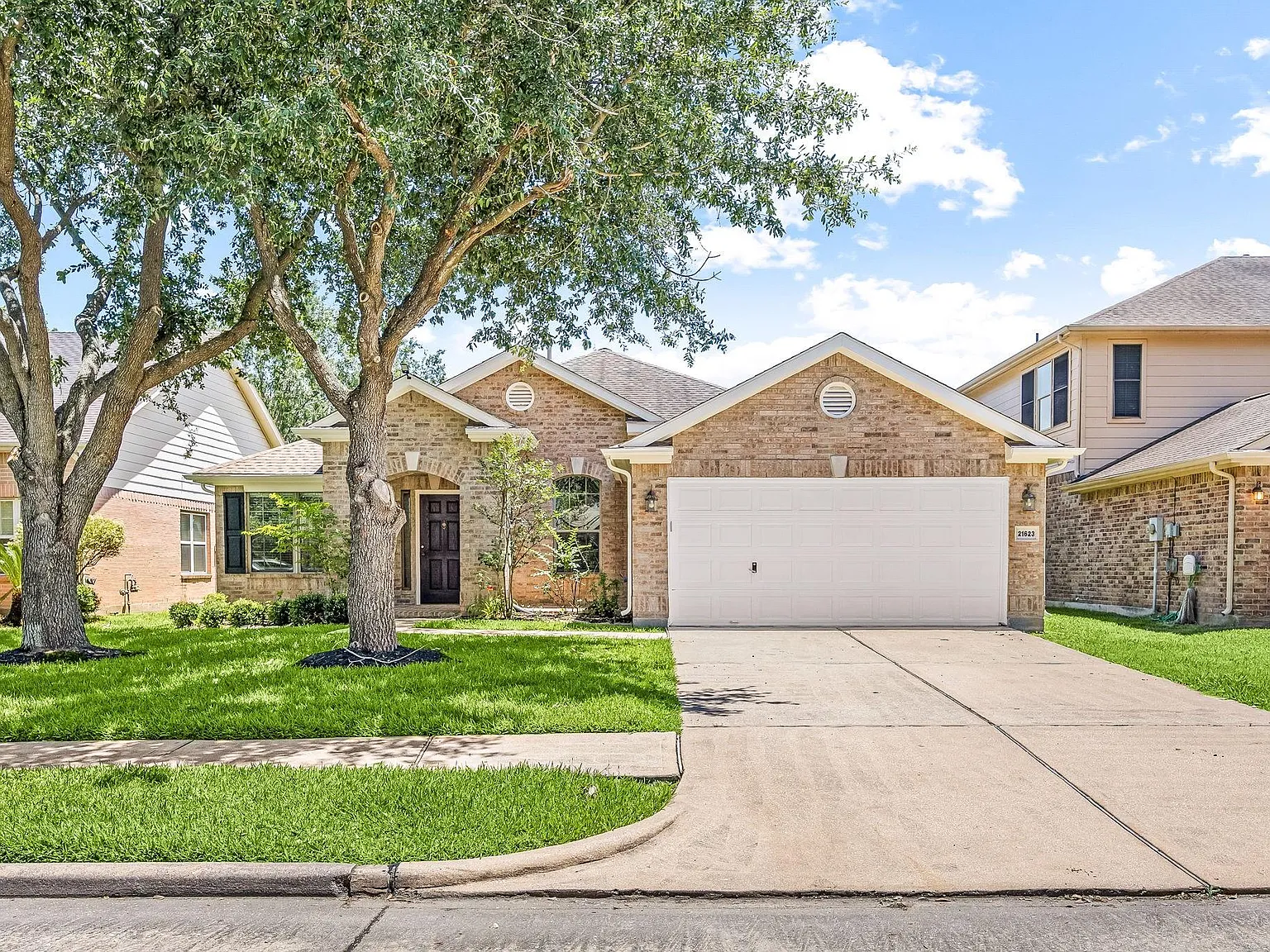 3 bed, 2.0 bath, 2110 sqft, $2,075 — Photo 4