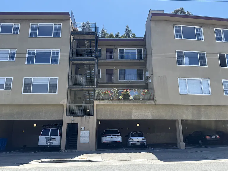 1040 Ashbury St — Photo 12