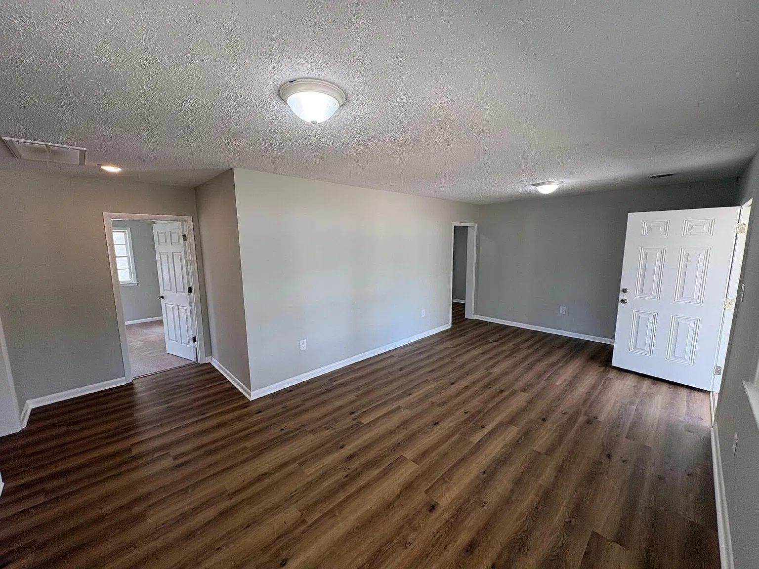 3 bed, 1.0 bath, 1264 sqft, $1,350 — Photo 2