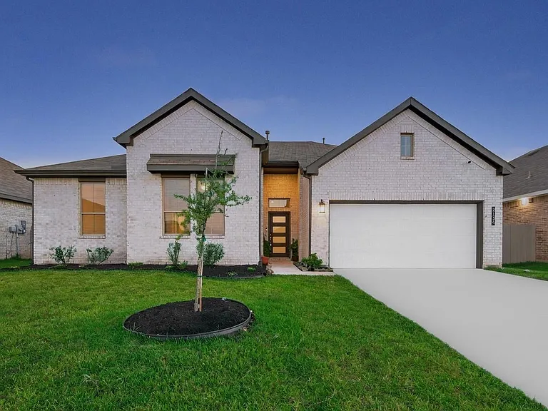 2134 Bluegrass Ln — Photo 1