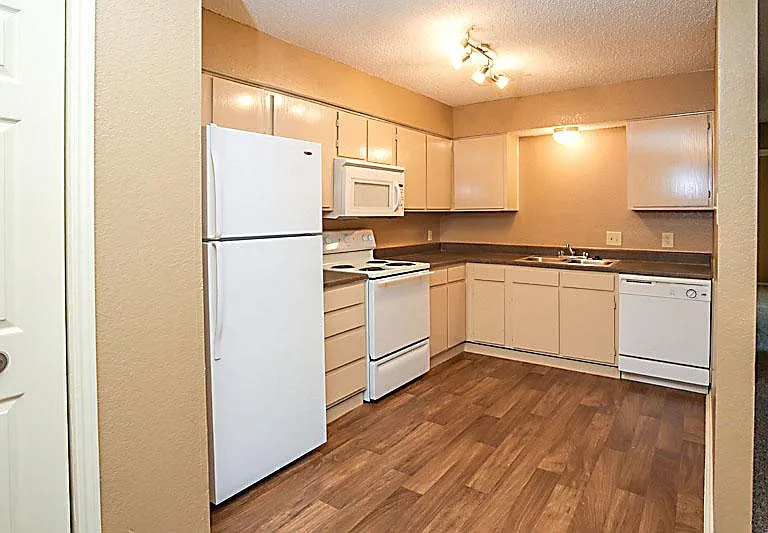 Crestwood Apartments — Photo 5