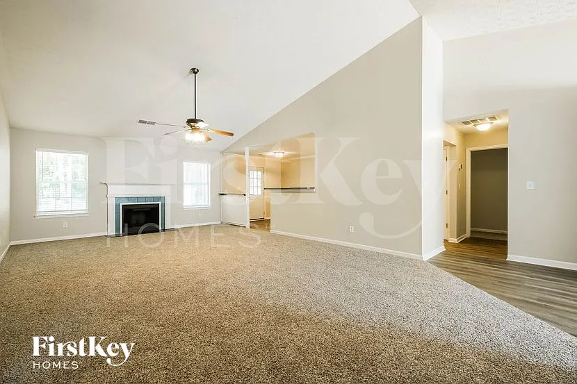 3 bed, 2.0 bath, 1960 sqft, $2,205 — Photo 4