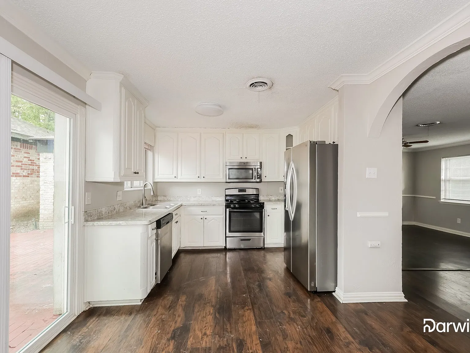 3 bed, 1.5 bath, 1494 sqft, $2,095 — Photo 2
