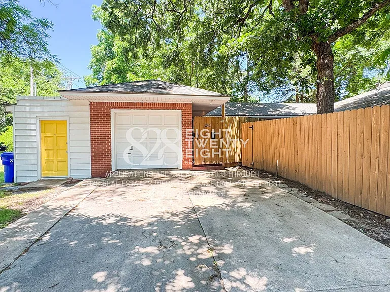 241 Emelyn St — Photo 2