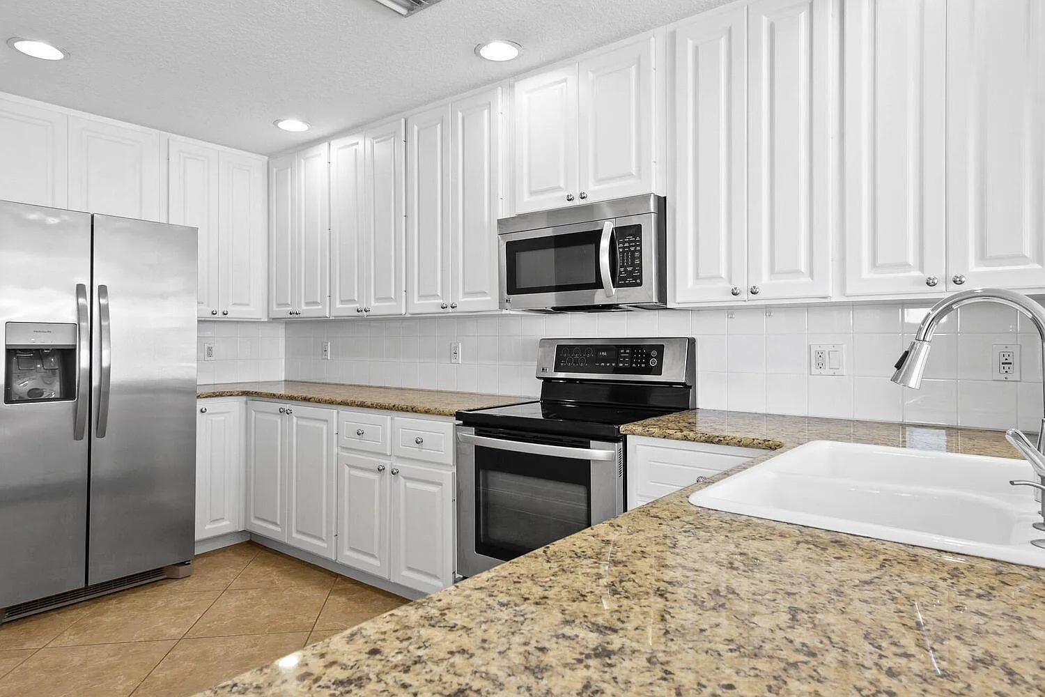 4 bed, 3.0 bath, 1830 sqft, $4,200 — Photo 2