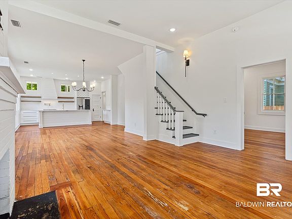 5th image of 114 Espejo St