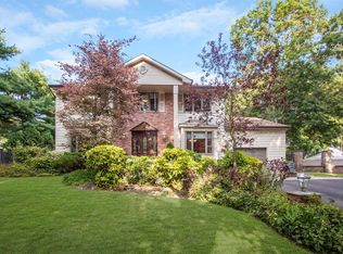 46 Cedar Ridge Ln, Dix Hills, NY 11746