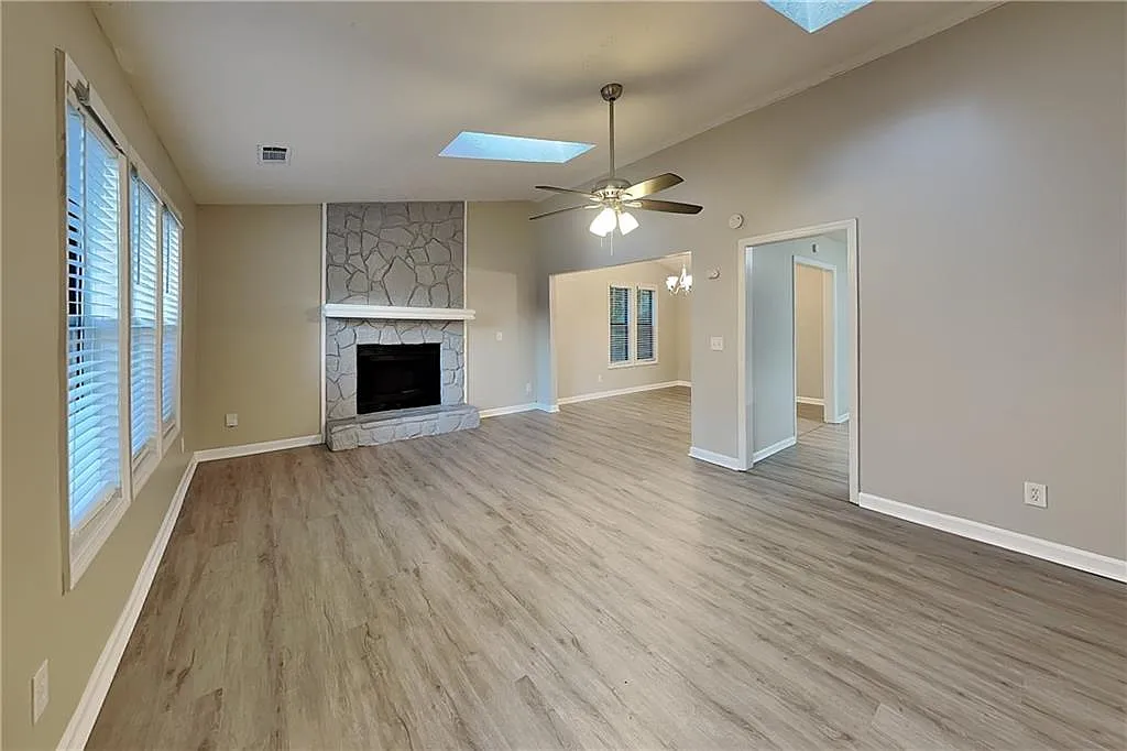 3 bed, 2.0 bath, 2010 sqft, $2,340 — Photo 2