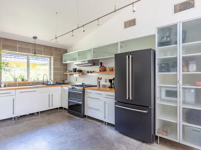 2202 Santa Rosa St — Photo 2