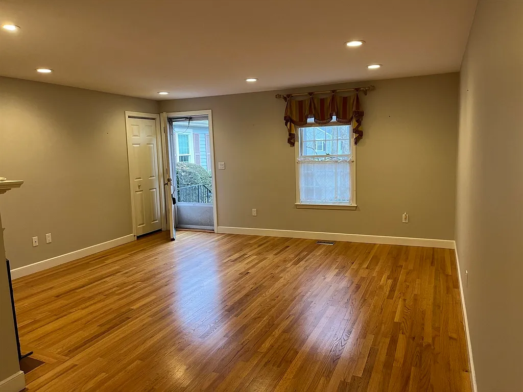 2 bed, 2.0 bath, 1031 sqft, $4,100 — Photo 2