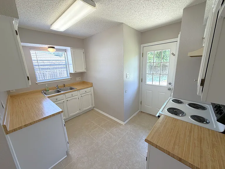 405 Augustine Dr — Photo 8