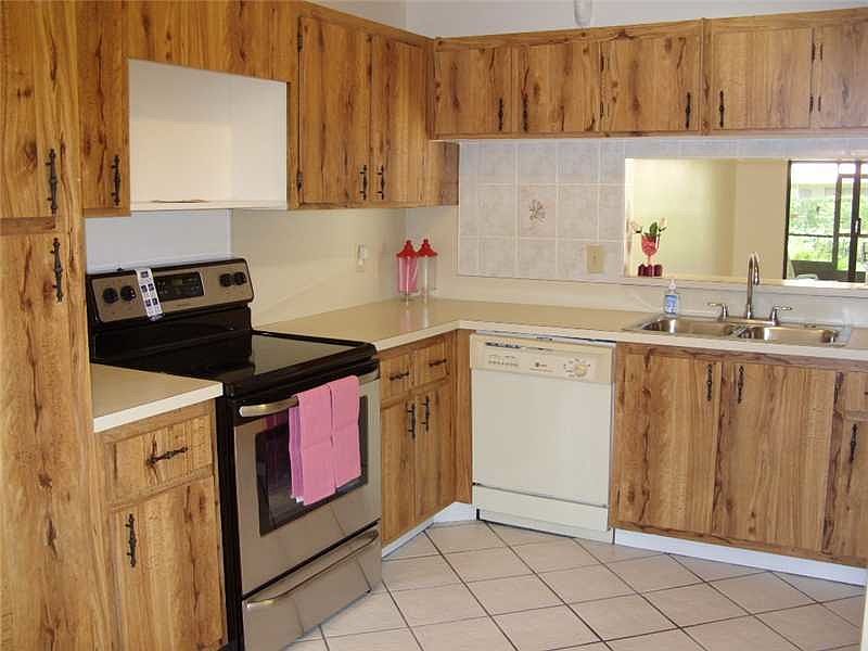 1st image of 304 Lakeside Ct