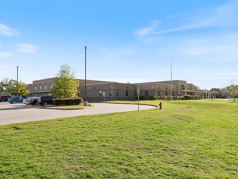 18716 Laurel Hills Dr — Photo 36