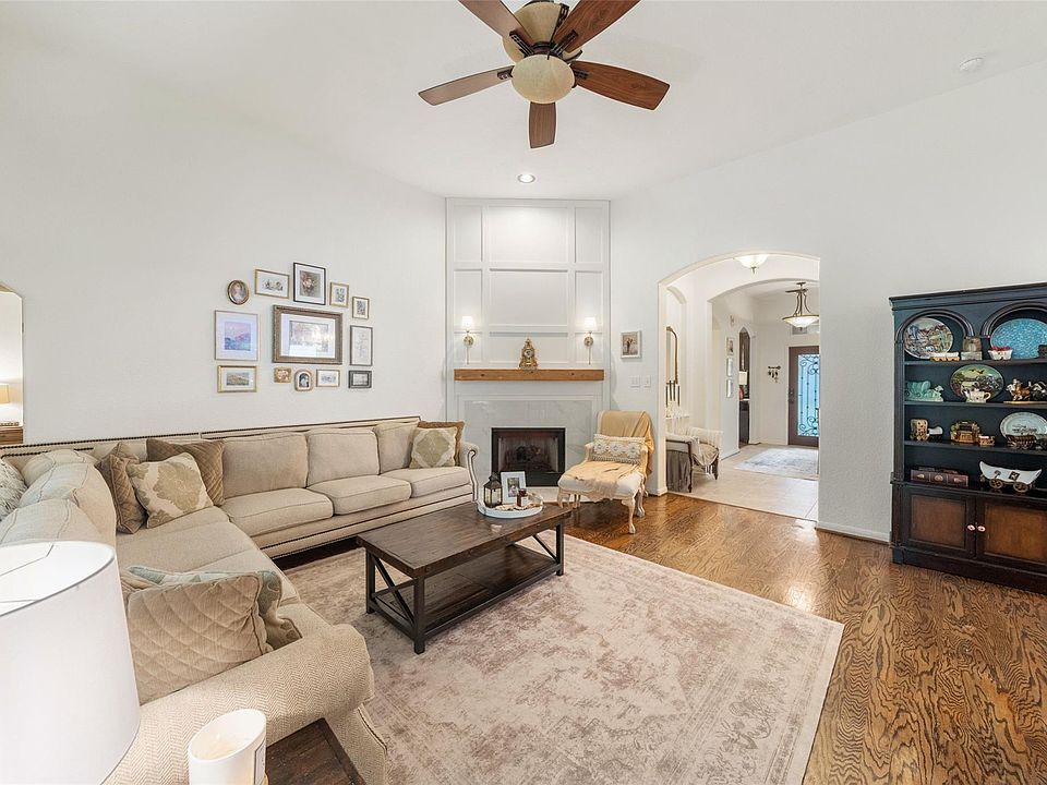 1st image of 30 S Creekmist Pl