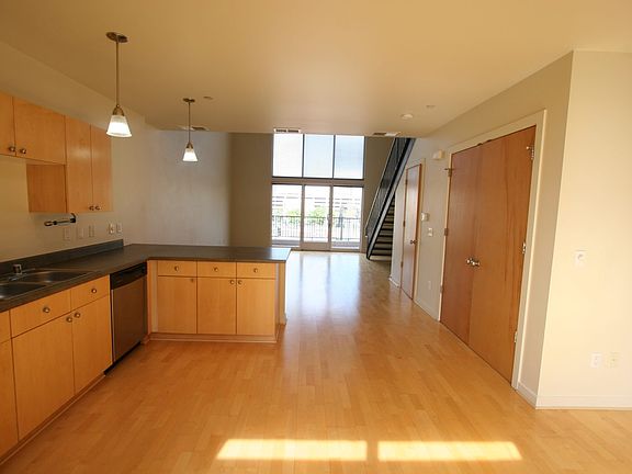 2nd image of 324 Broadway Blvd NE