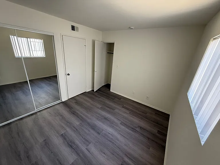 14543 Burbank Blvd — Photo 15