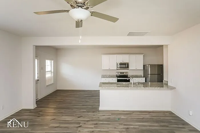 4 bed, 2.5 bath, 2209 sqft, $2,310 — Photo 4