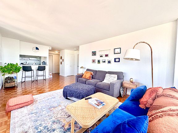 3rd image of 350 W 43rd St APT 42D