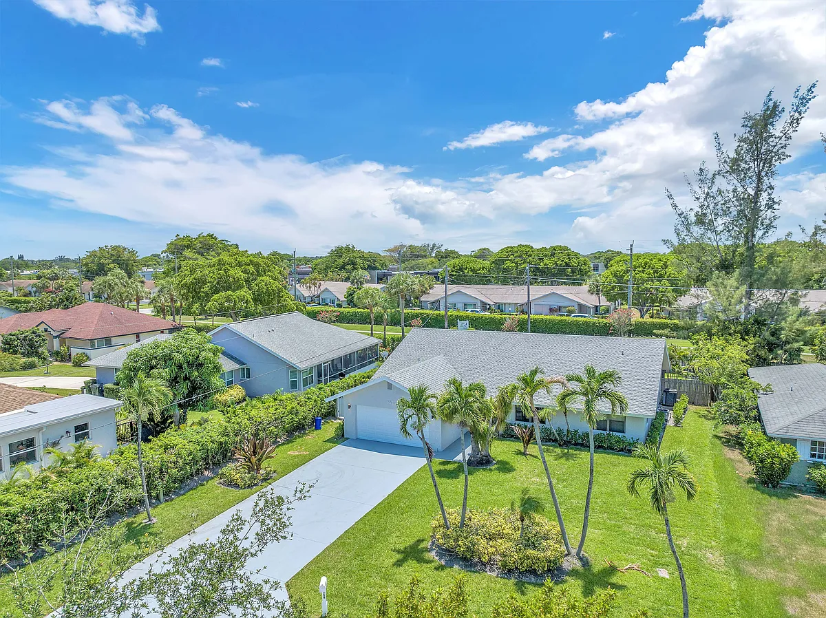 Building Photo - 654 West Dr
