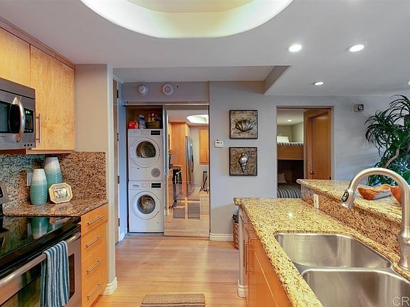 Kitchen with eletric stove, dishwasher, washer and dryer,
