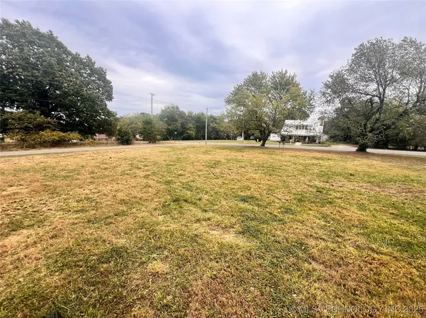 1222 S 3rd St, Stilwell, OK 74960