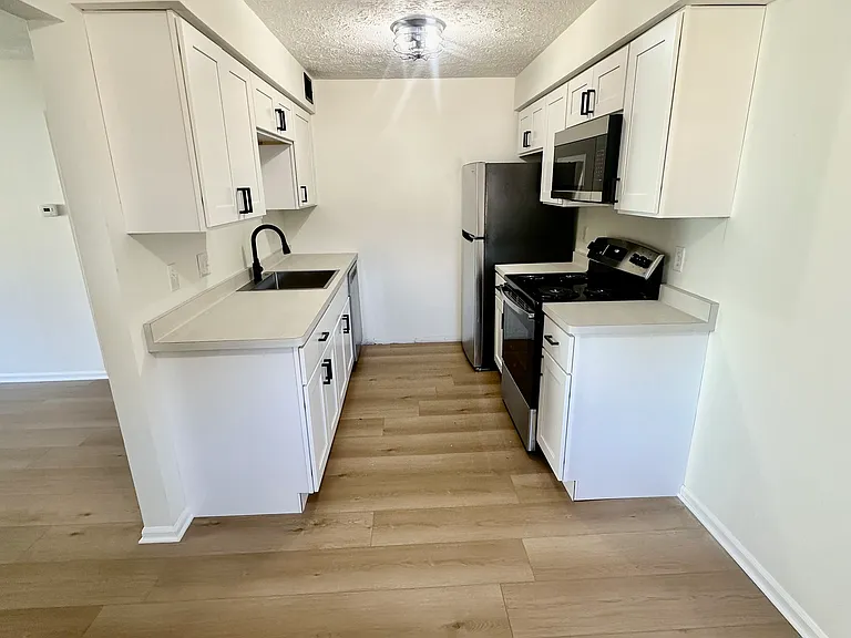 1820 Hudson Ave #17 — Photo 5