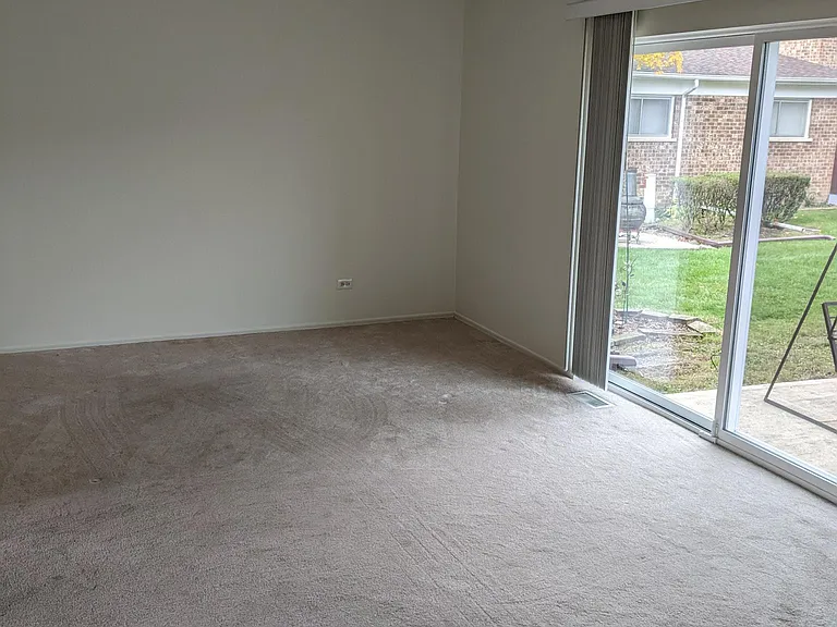 17W764 Standish Ln — Photo 11