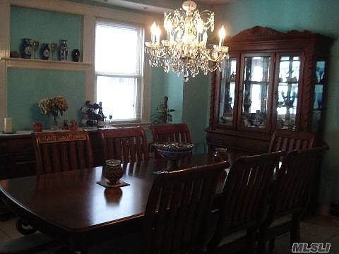 2nd image of 2517 Curtis St