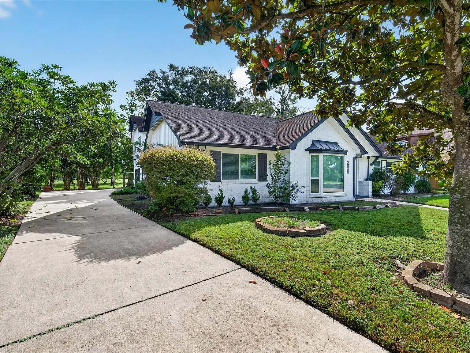 5 bed, 3.5 bath, 2728 sqft, $3,950 — Photo 2