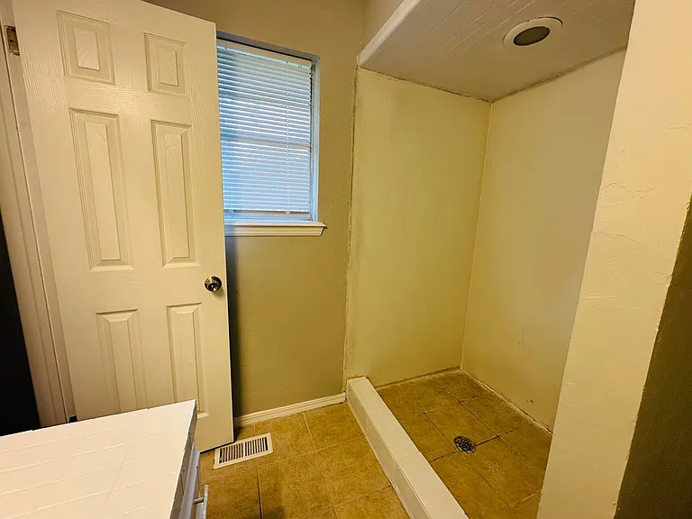 11701 N Lee Ave — Photo 25