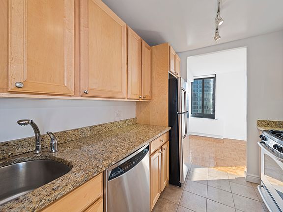 4th image of 377 Rector Pl APT 12I