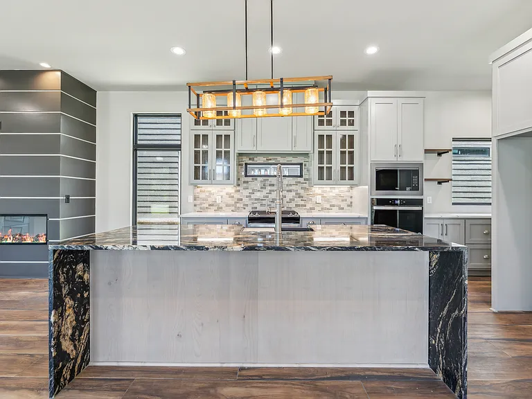 421 W Fort Worth St — Photo 18