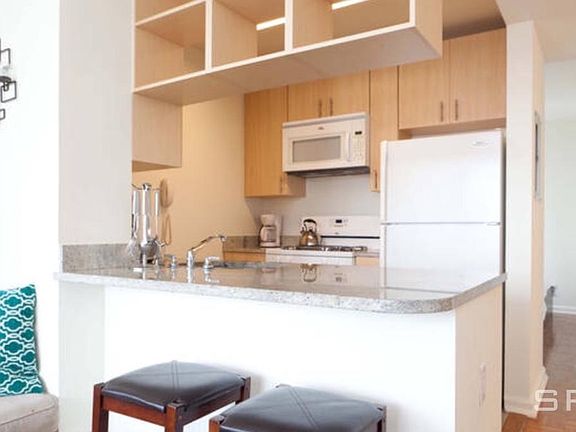 4th image of 510 W 52nd St APT 14N