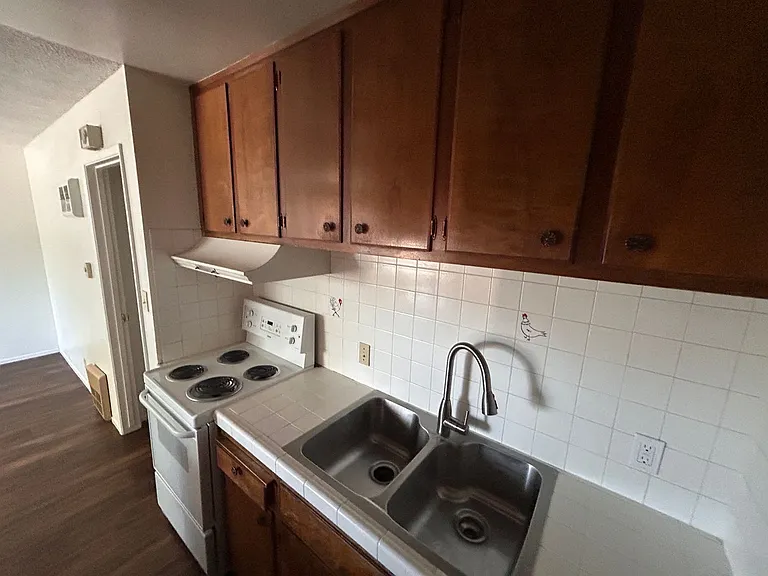 1148 W 7th St — Photo 4
