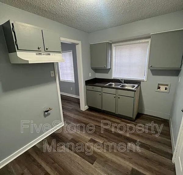 1300 Robin Hood Ln — Photo 6