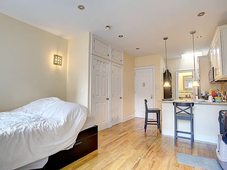 130 W 73rd St #10 — Photo 4