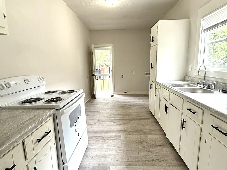 1105 NW Burch St — Photo 6