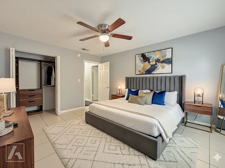 Carriage House Apts — Photo 94
