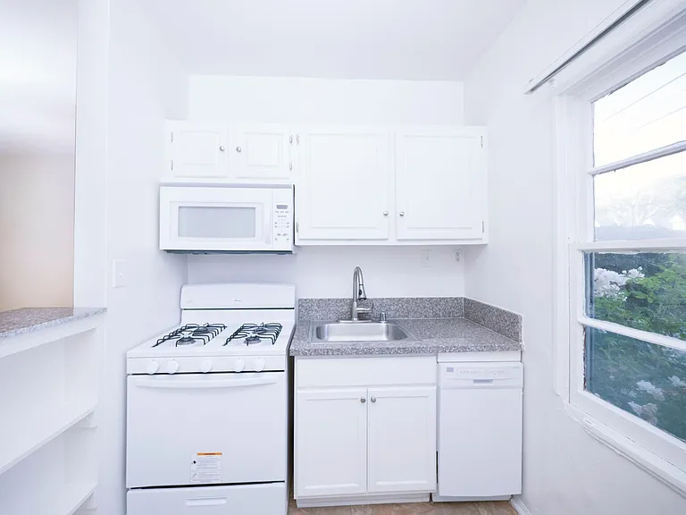 6201 Fountain Ave — Photo 4