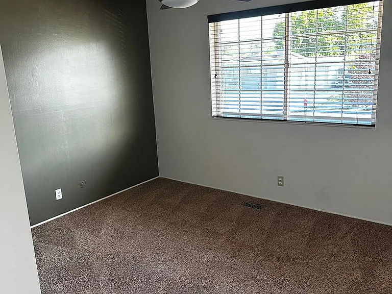 1102 E Sleepy Hollow Ln — Photo 14