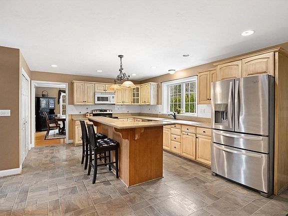 3rd image of 18 Eagle Dr