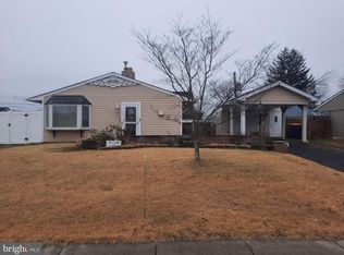 33 Laurel Ln, Levittown, PA 19054