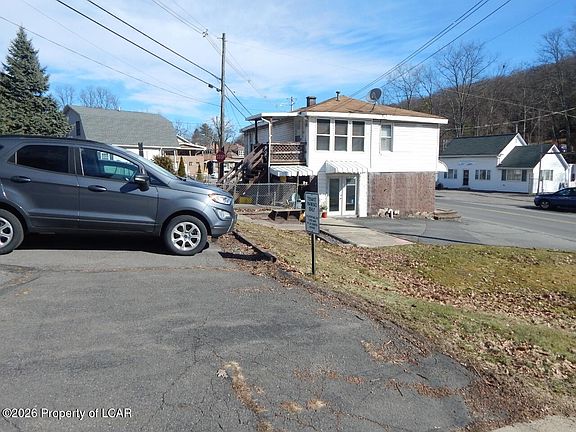 3rd image of 695 Main Rd