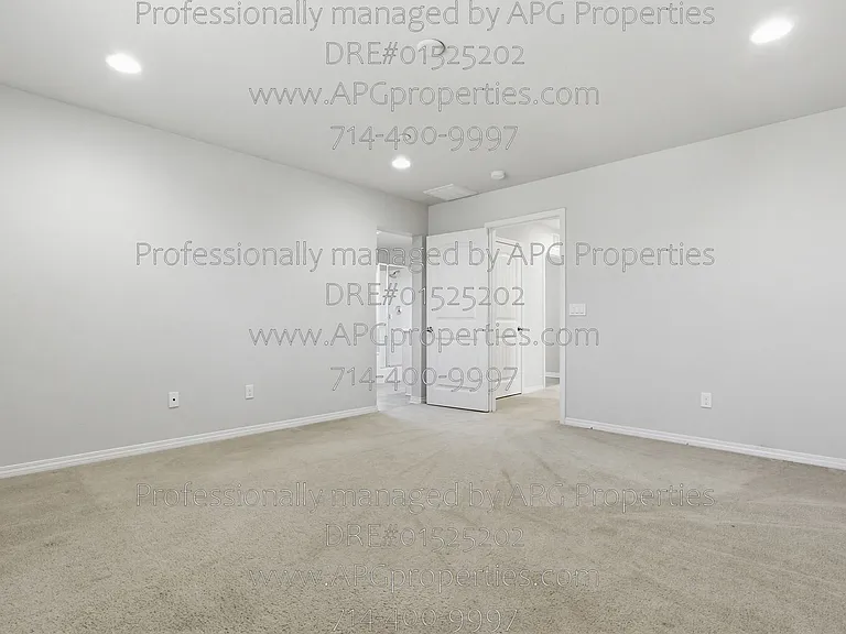 139 Thompson Ave — Photo 30