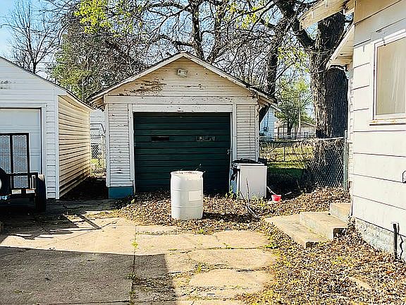 4th image of 719 W Florence Ave