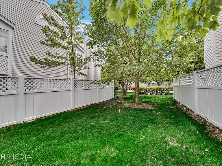 425 Monmouth Ct — Photo 24