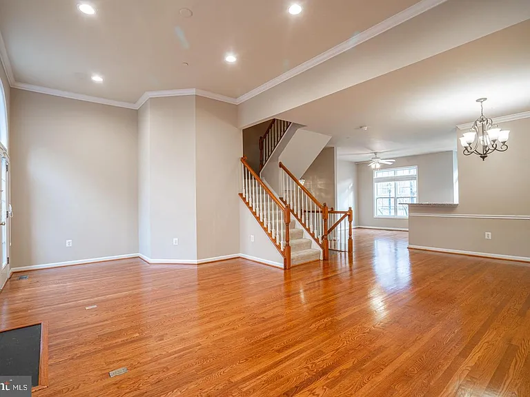 437 Clayton Ln — Photo 8