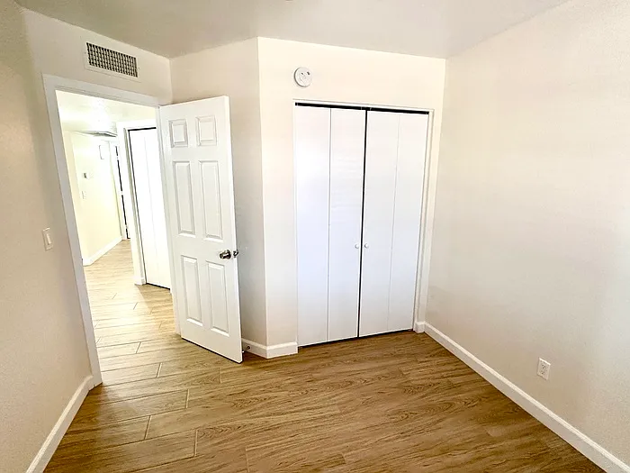 146 W Ivyglen St — Photo 11