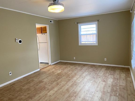 2nd image of 909 Crestwood Dr